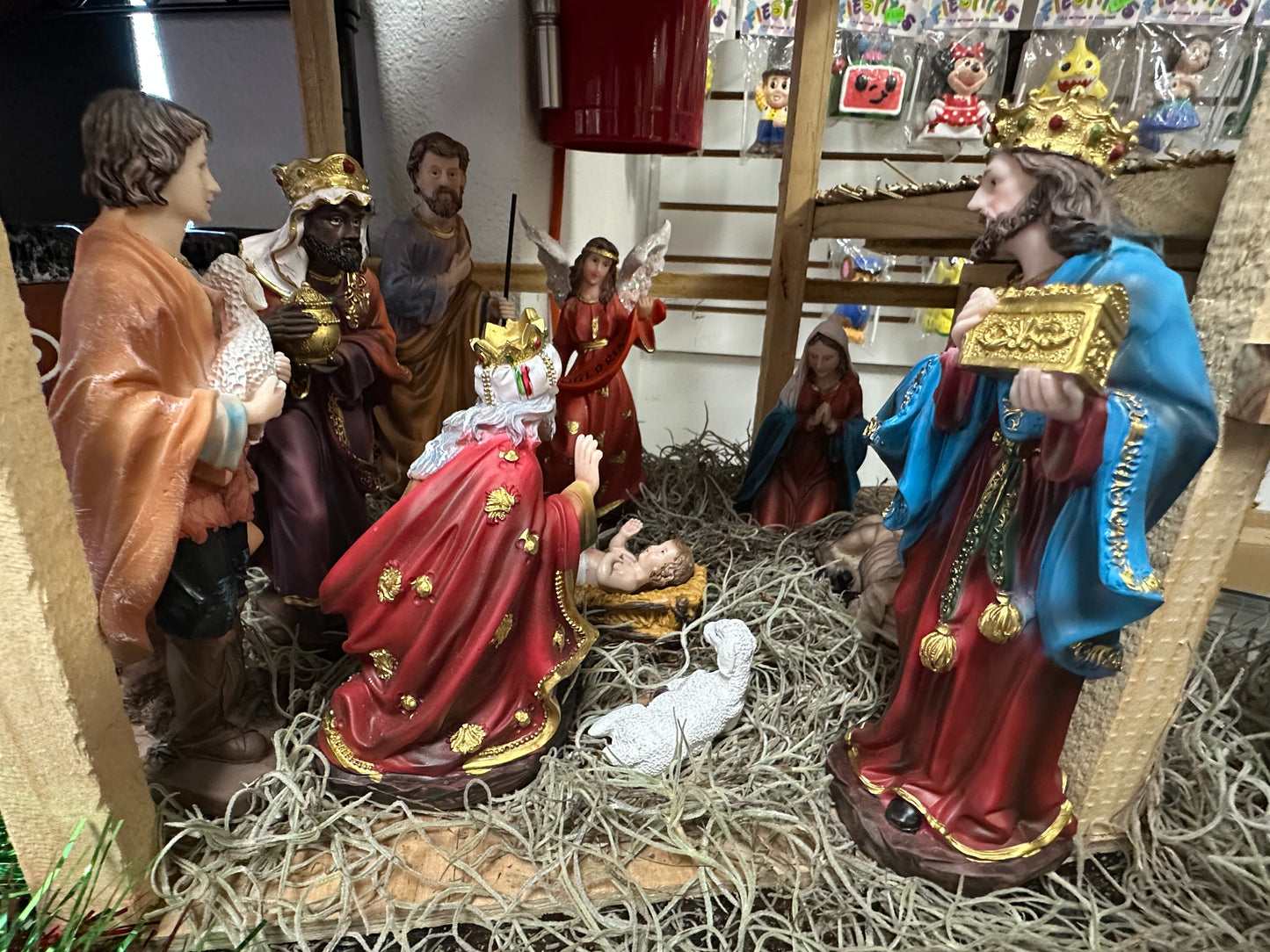 Nacimiento Multicolor- 8 Pulgadas de Alto