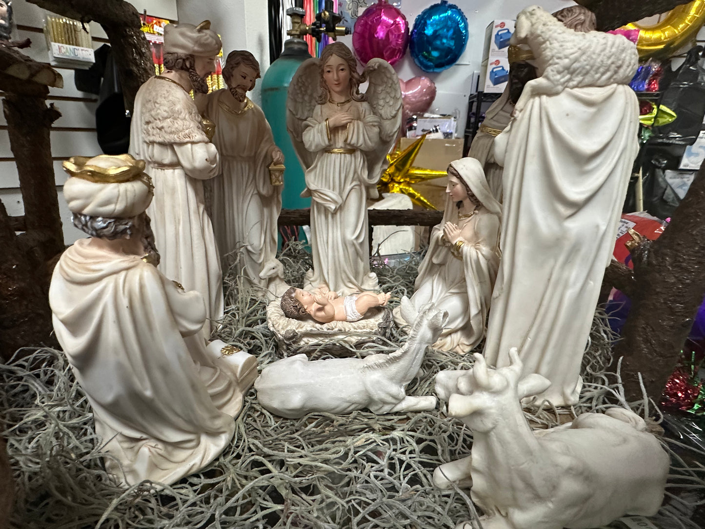 Nacimiento Blanco- 8 Pulgadas de Alto