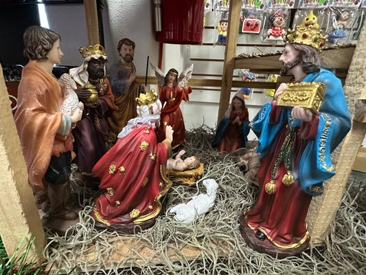 Nacimiento Multicolor- 8 Pulgadas de Alto